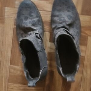 Billabong Men's Grey Leopard-Print Chukka Boots